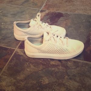 Girls dr. Scholls classic white sneakers.